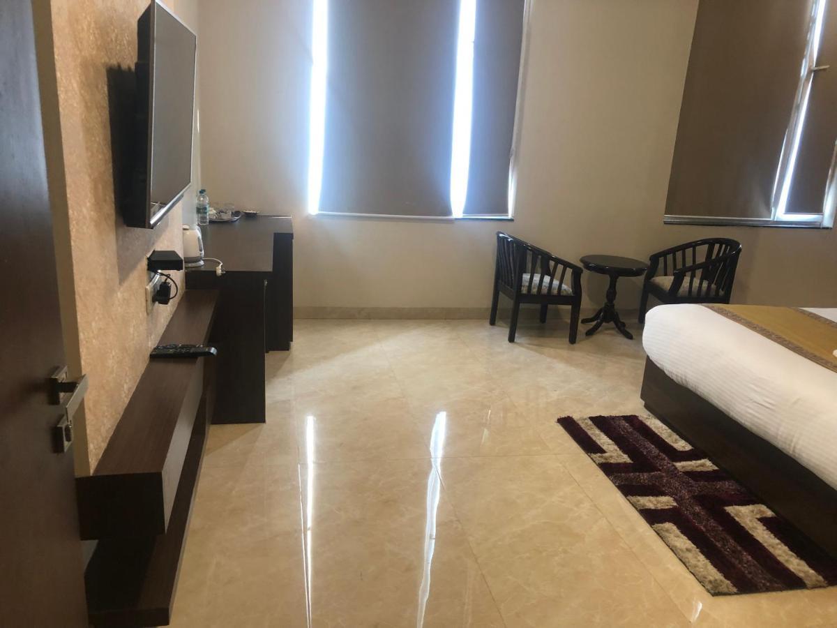 Hotel Radiance Courtyard Варанаси Экстерьер фото