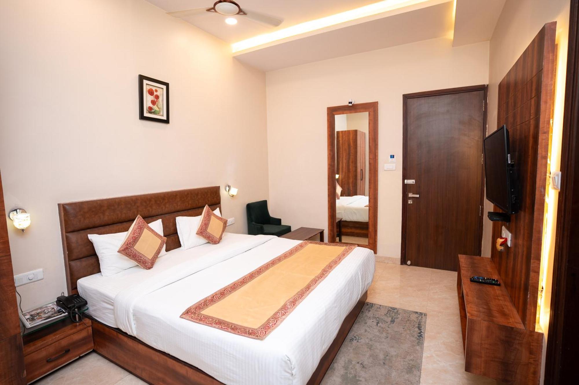 Hotel Radiance Courtyard Варанаси Экстерьер фото