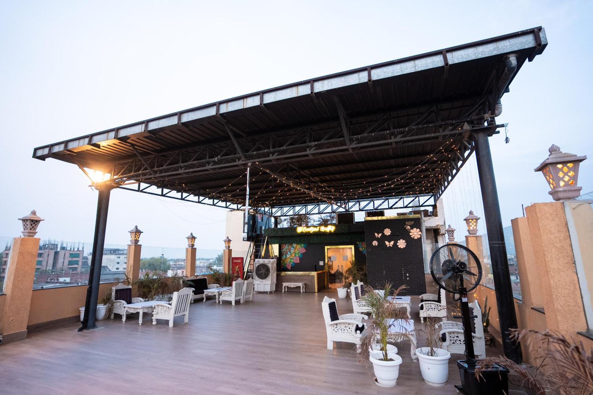 Hotel Radiance Courtyard Варанаси Экстерьер фото
